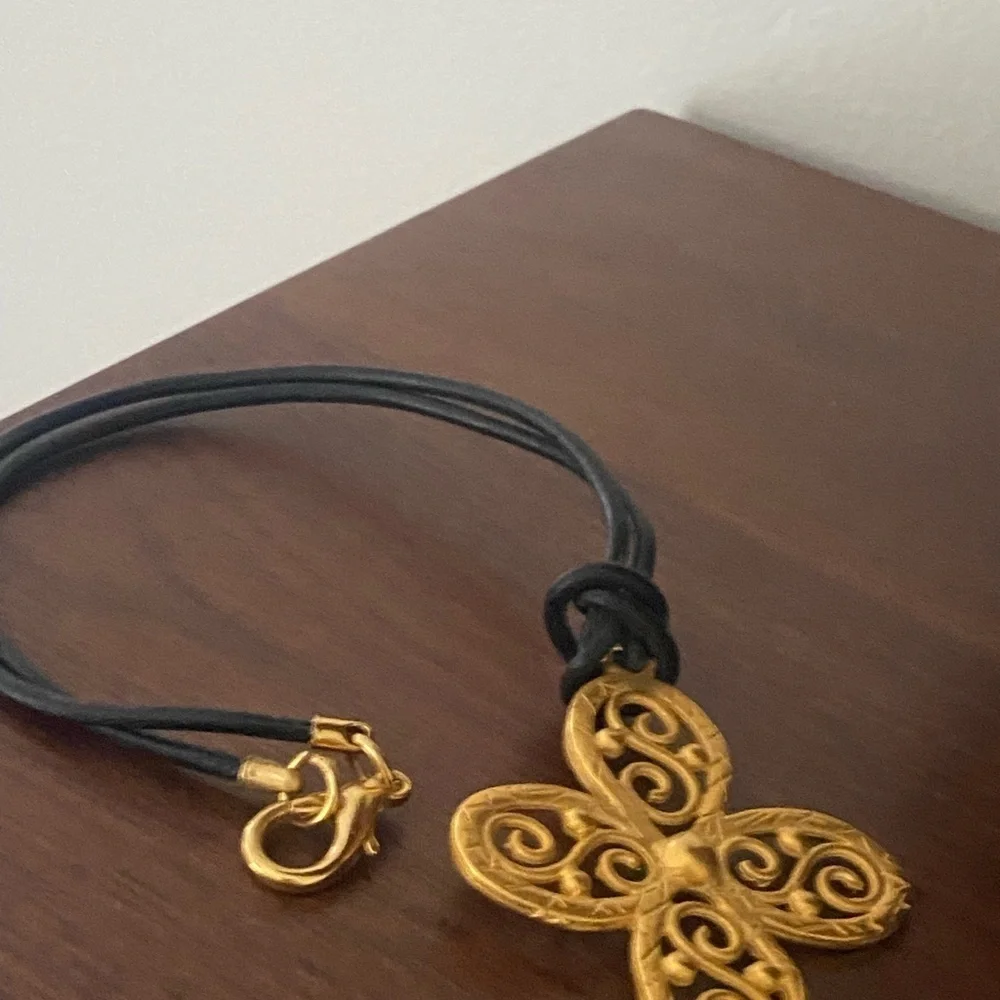 𝅺gold tone choker style necklace on leather cord